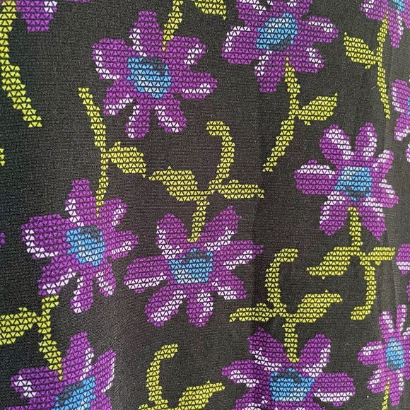 NWT LuLaRoe ‘Azure’ A-line Knee-Length Skirt Black w/ Purple Flowers Size 3X - Picture 4 of 10